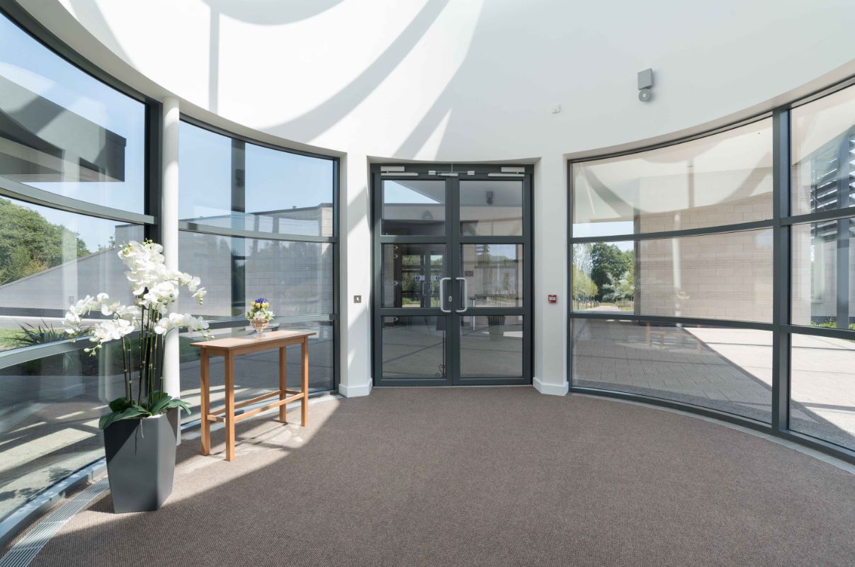 Glazed foyer with internal screens