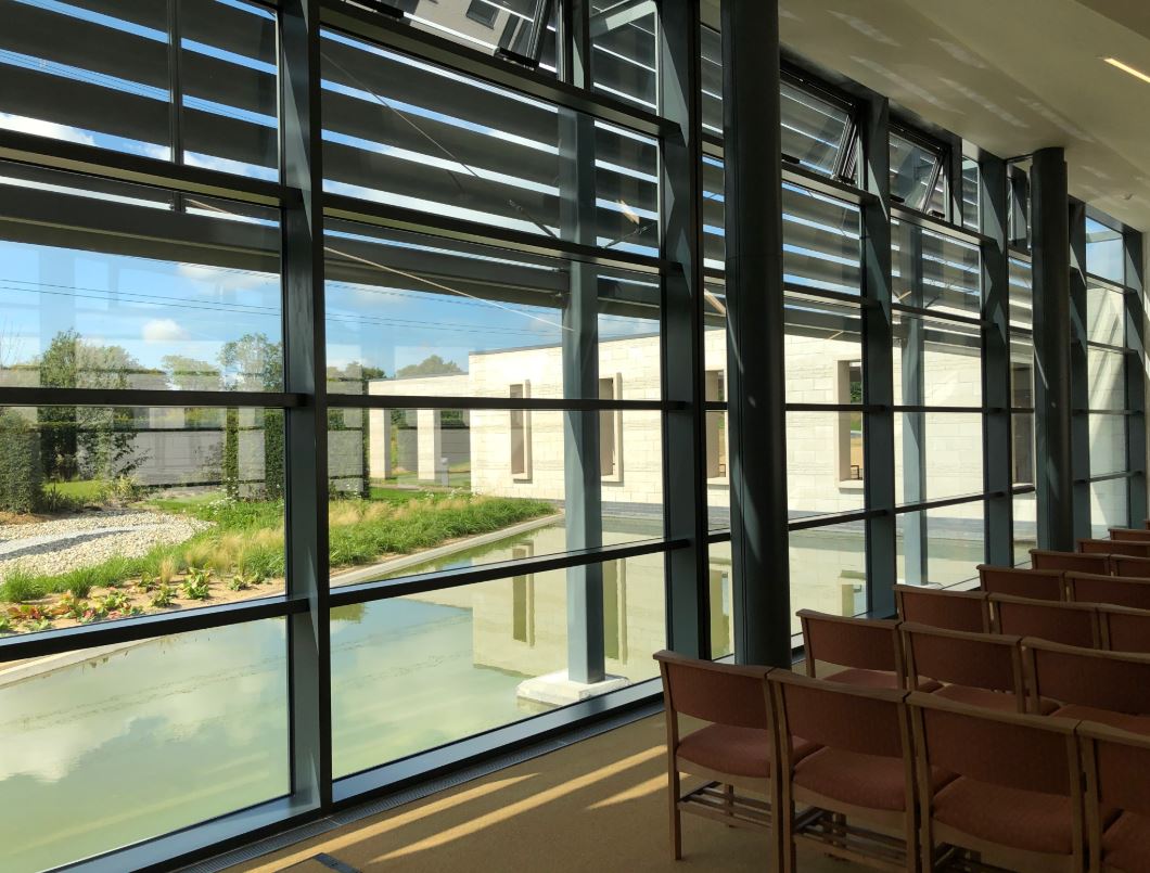Internal glazed screen and door set forming a compartment line